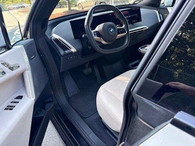 Used 2023 BMW iX xDrive50 w/ Premium Package AWD/4WD image 8
