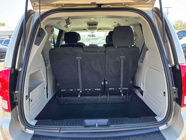 Used 2016 Dodge Grand Caravan SXT FWD image 37