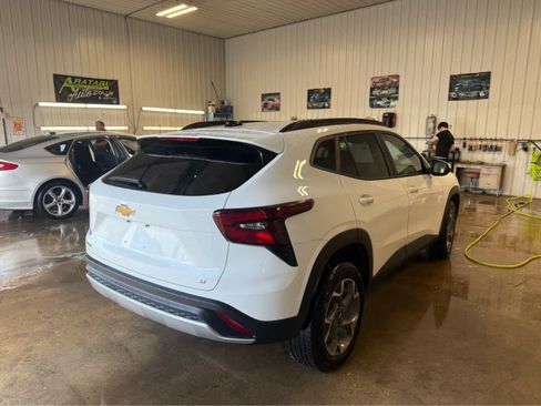 Used 2025 Chevrolet Trax LT FWD image 5