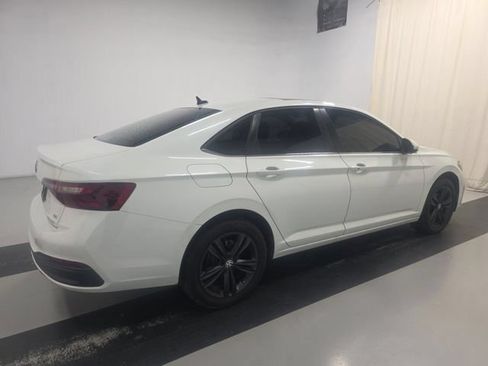 Used 2024 Volkswagen Jetta SE w/ Panoramic Sunroof Package FWD image 3