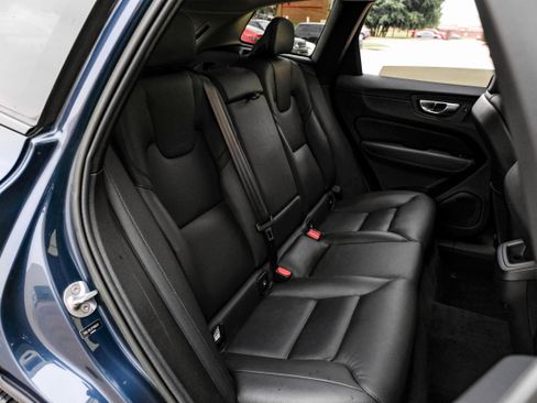Used 2023 Volvo XC60 B5 Plus image 33