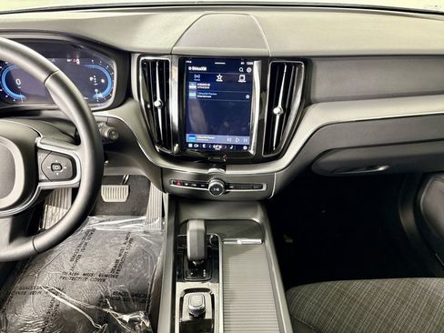 Used 2023 Volvo XC60 B5 Core image 25