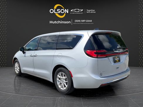 Used 2024 Chrysler Pacifica Touring-L FWD image 3