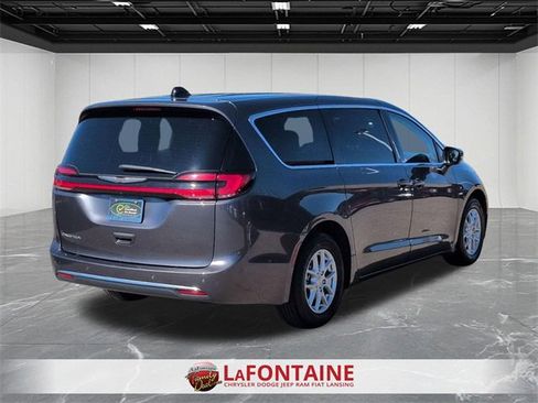 Used 2023 Chrysler Pacifica Touring-L image 5