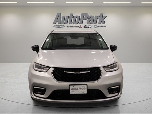 Certified 2024 Chrysler Pacifica Touring-L FWD image 5