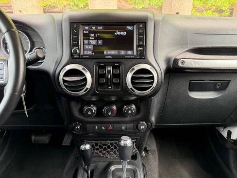 Used 2016 Jeep Wrangler Unlimited Sahara w/ Connectivity Group AWD/4WD image 14