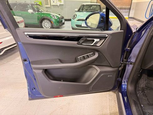 Used 2022 Porsche Macan w/ Premium Package image 10