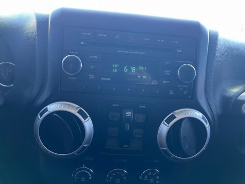 Used 2015 Jeep Wrangler Unlimited Sahara w/ Connectivity Group AWD/4WD image 13