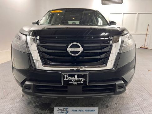 Used 2025 Nissan Pathfinder SV FWD image 2