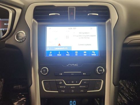 Used 2020 Ford Fusion SE image 4
