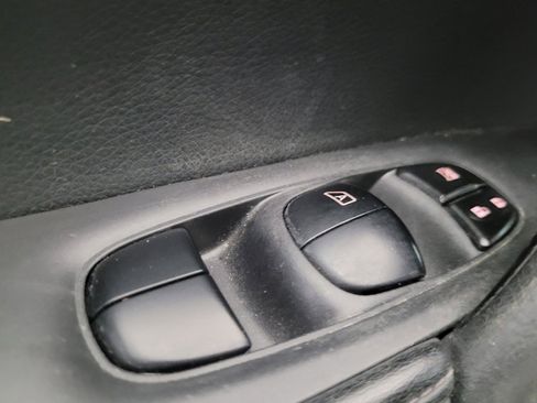 Used 2018 Nissan Rogue SV image 27