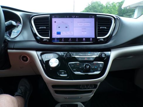 Used 2023 Chrysler Pacifica Touring-L FWD image 22