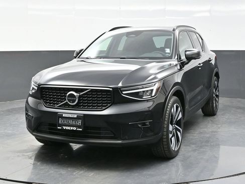 Used 2025 Volvo XC40 B5 Plus image 2