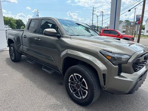 Used 2024 Toyota Tacoma TRD Sport AWD/4WD image 4