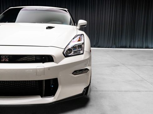 Used 2024 Nissan GT-R Premium w/ Premium Interior Package AWD/4WD image 25
