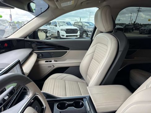 Used 2025 Lincoln Nautilus Reserve image 16