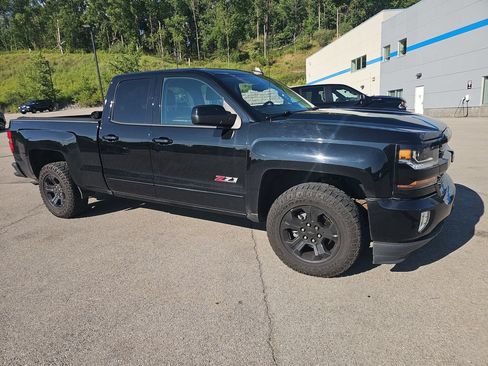Used 2018 Chevrolet Silverado 1500 LT w/ Midnight Edition AWD/4WD image 4
