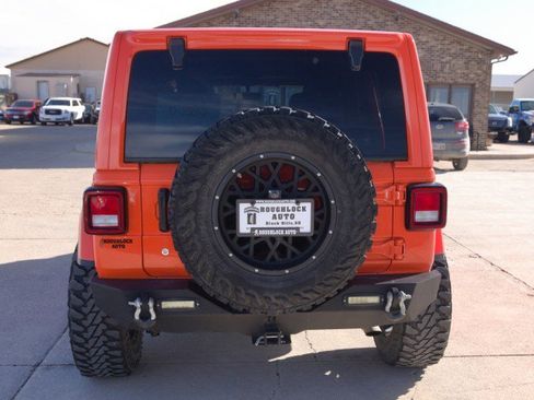 Used 2018 Jeep Wrangler Unlimited Sahara w/ Uconnect 4C Nav & Sound Group AWD/4WD image 4