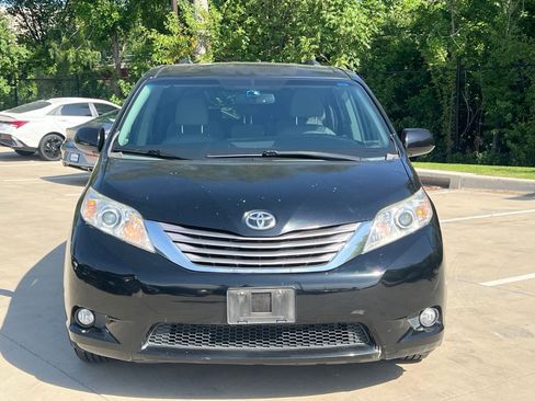 Used 2015 Toyota Sienna XLE w/ XLE Navigation Package FWD image 2