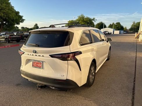 Used 2025 Toyota Sienna LE FWD image 3