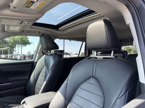 Used 2020 Toyota Highlander XLE FWD image 28