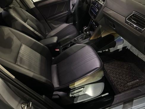 Used 2024 Volkswagen Tiguan SE w/ Panoramic Sunroof Package image 10