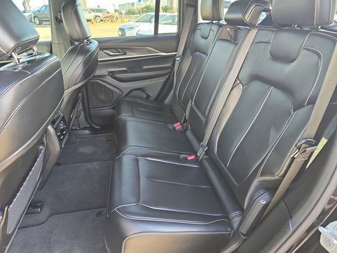 Used 2024 Jeep Grand Cherokee Limited w/ Black Appearance Package image 14