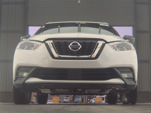 Used 2020 Nissan Kicks SR image 3