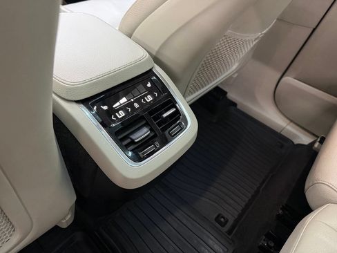 Used 2021 Volvo XC90 T5 Momentum w/ Climate Package AWD/4WD image 16