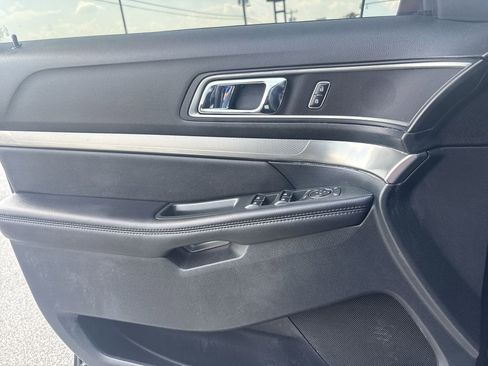 Used 2018 Ford Explorer XLT w/ Equipment Group 202A FWD image 22