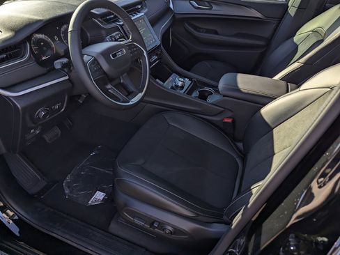 New 2025 Jeep Grand Cherokee L Altitude image 9