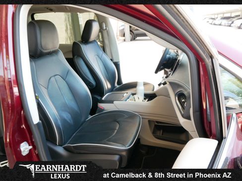 Used 2023 Chrysler Pacifica Limited FWD image 4