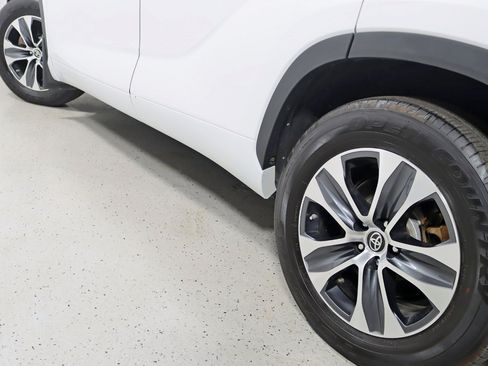 Used 2024 Toyota Highlander XLE AWD/4WD image 12