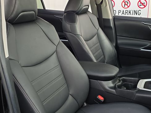 Used 2021 Toyota RAV4 XLE Premium image 34