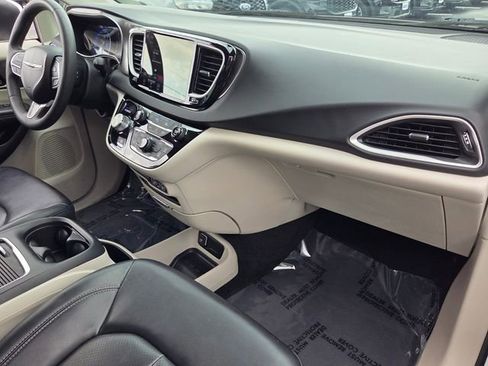 Used 2023 Chrysler Pacifica Touring-L FWD image 17