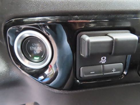 Used 2025 Chevrolet Silverado 1500 LT image 32