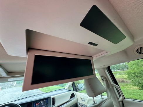 Used 2015 Toyota Sienna XLE Premium FWD image 13