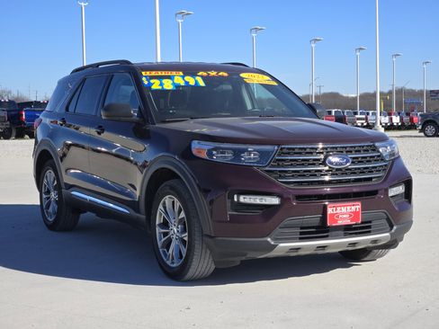 Used 2022 Ford Explorer XLT w/ Equipment Group 202A image 3