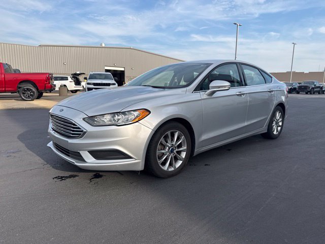 Used 2017 Ford Fusion SE w/ Fusion SE Technology Package FWD image 3