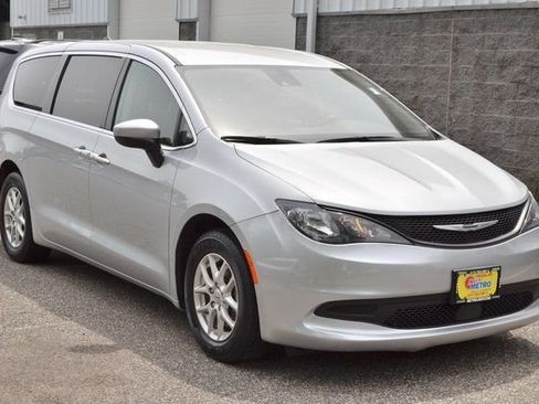 Used 2023 Chrysler Voyager LX FWD image 2