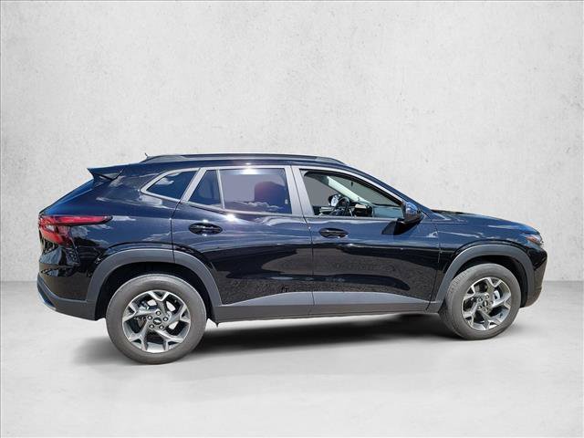 Used 2025 Chevrolet Trax LT FWD image 4