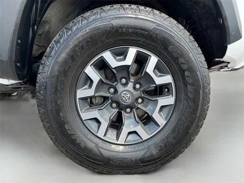 Used 2023 Toyota Tacoma TRD Off-Road w/ Advanced Technology Package image 29