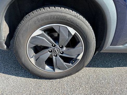 Used 2024 Nissan Rogue SV FWD image 1