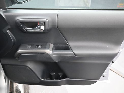 Used 2019 Toyota Tacoma TRD Off-Road image 31