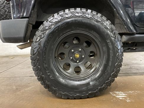 Used 2015 Jeep Wrangler Unlimited Sport image 16