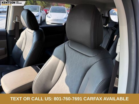 Used 2025 Kia Carnival FWD image 26