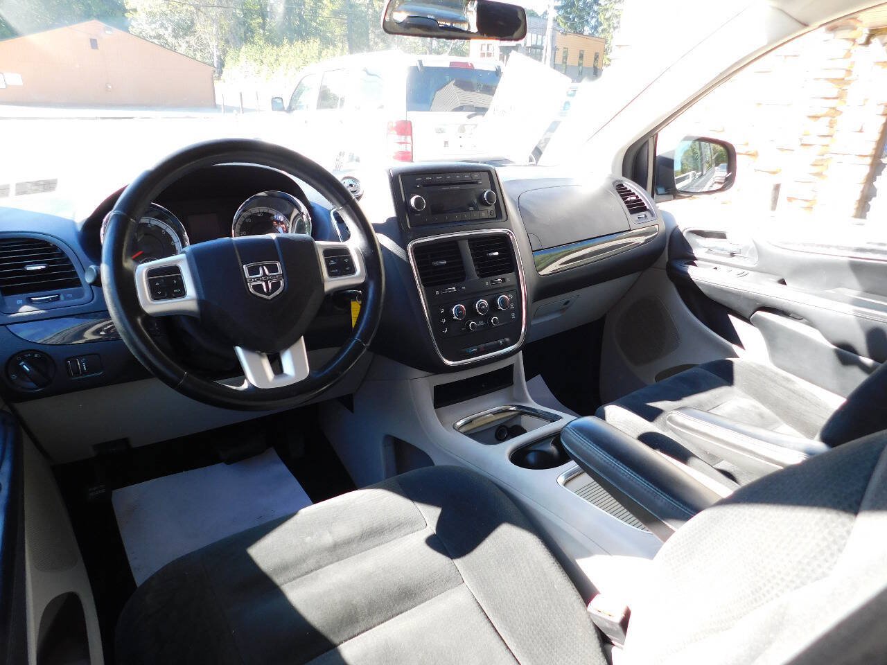 Used 2016 Dodge Grand Caravan SXT w/ Rear Park Assist Package FWD image 28