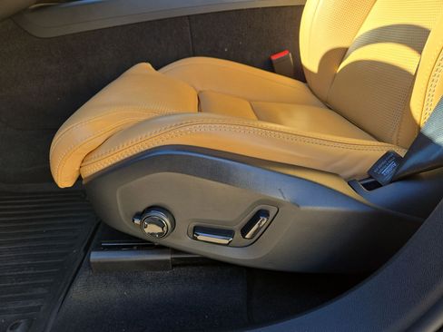 Used 2023 Volvo XC60 B6 Ultimate w/ Protection Package Premier image 17