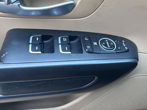 Used 2015 Kia Sedona LX w/ LX Convenience Package FWD image 11