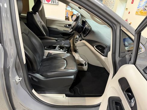 Used 2023 Chrysler Pacifica Touring-L FWD image 35